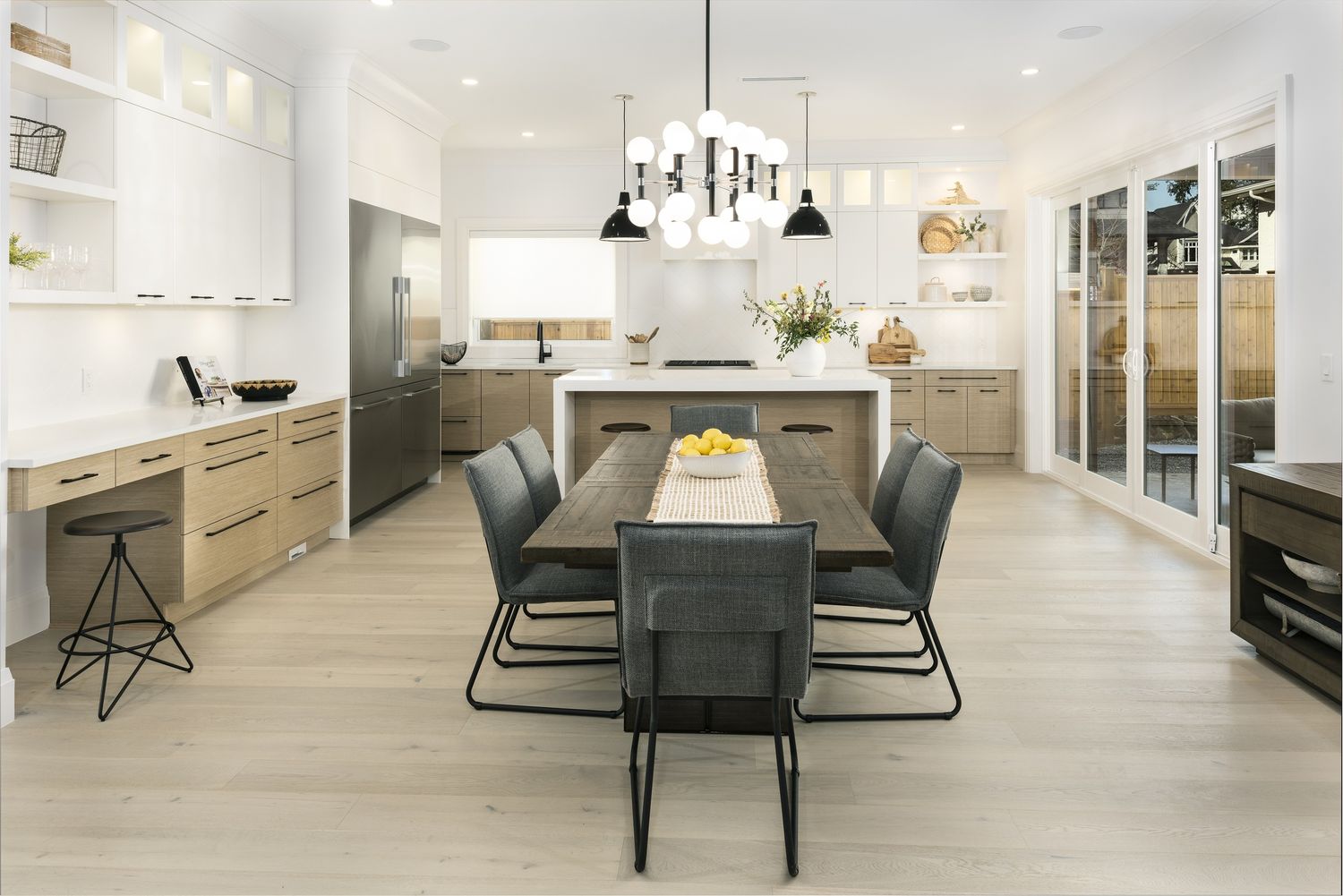 Salle à manger d'un projet de Maisons unifamiliales près de Vancouver (Région du Grand Vancouver) de Ryder Creek Homes