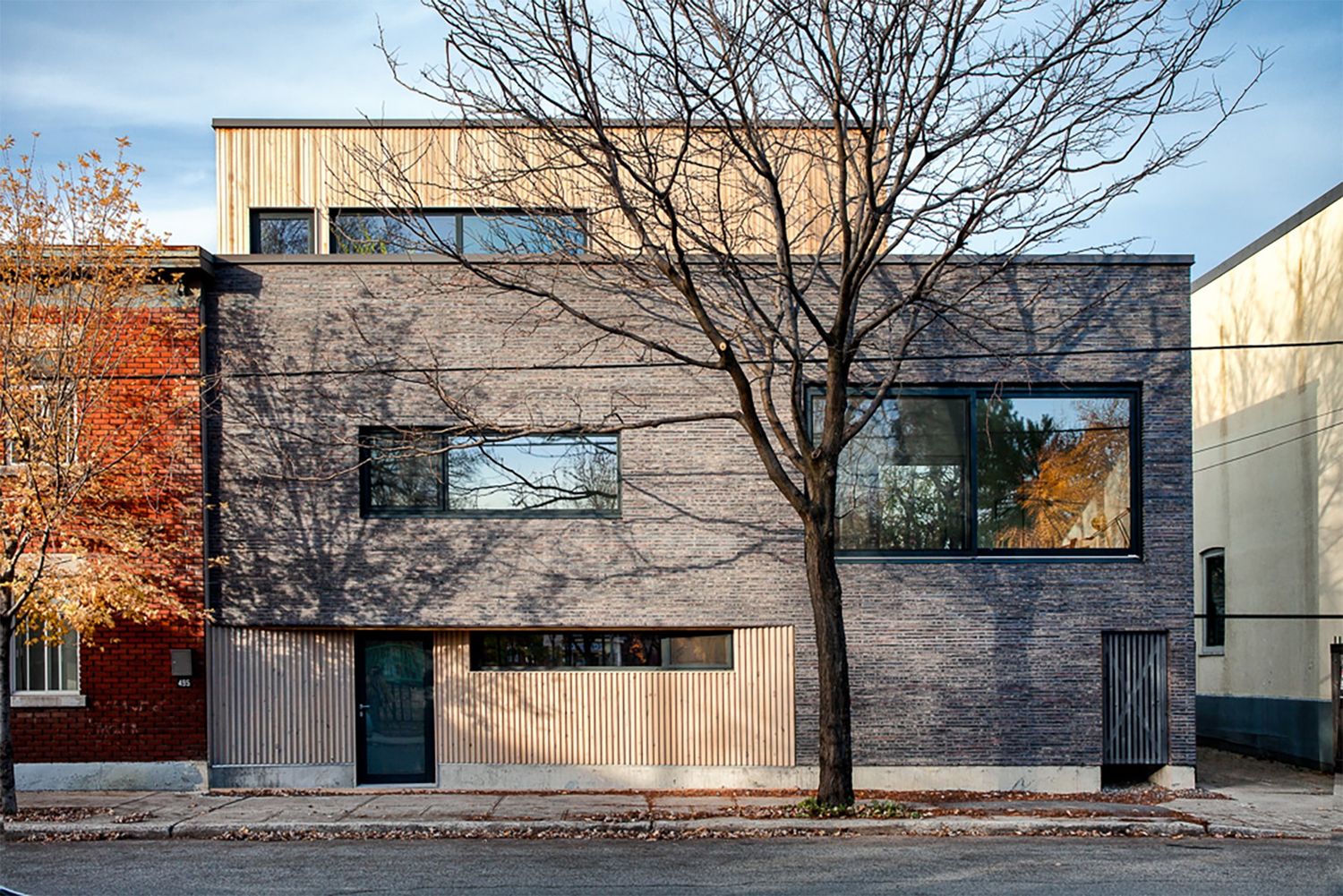 Façade avant d'un projet de Maisons unifamiliales près de Montréal/Laval/Longueuil (Grand Montréal) de Atelier Schleiss Architectes