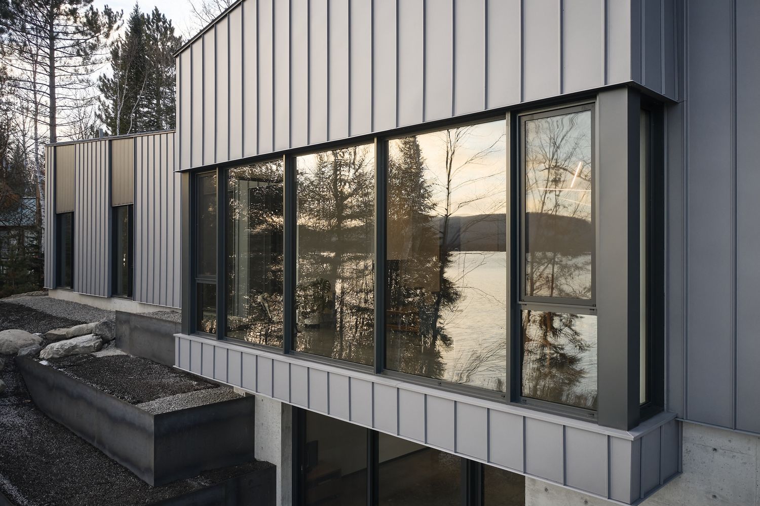 Acabado exterior de un proyecto de tipo Viviendas unifamiliares cerca de Montreal (Gran Montreal) por GHOCHE ARCHITECTE