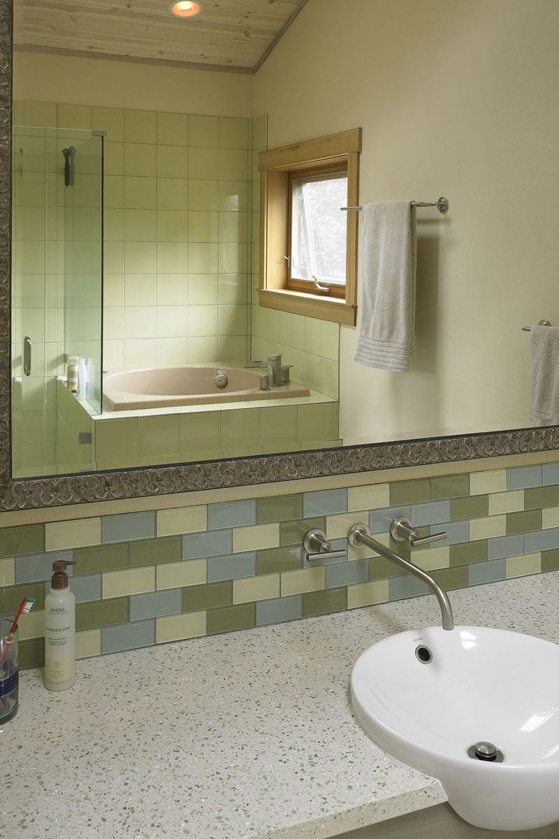 Baño completo de un proyecto de tipo Casas Prefabricadas y modulares cerca de Seattle - Tacoma - Olympia por Lindal Cedar Homes