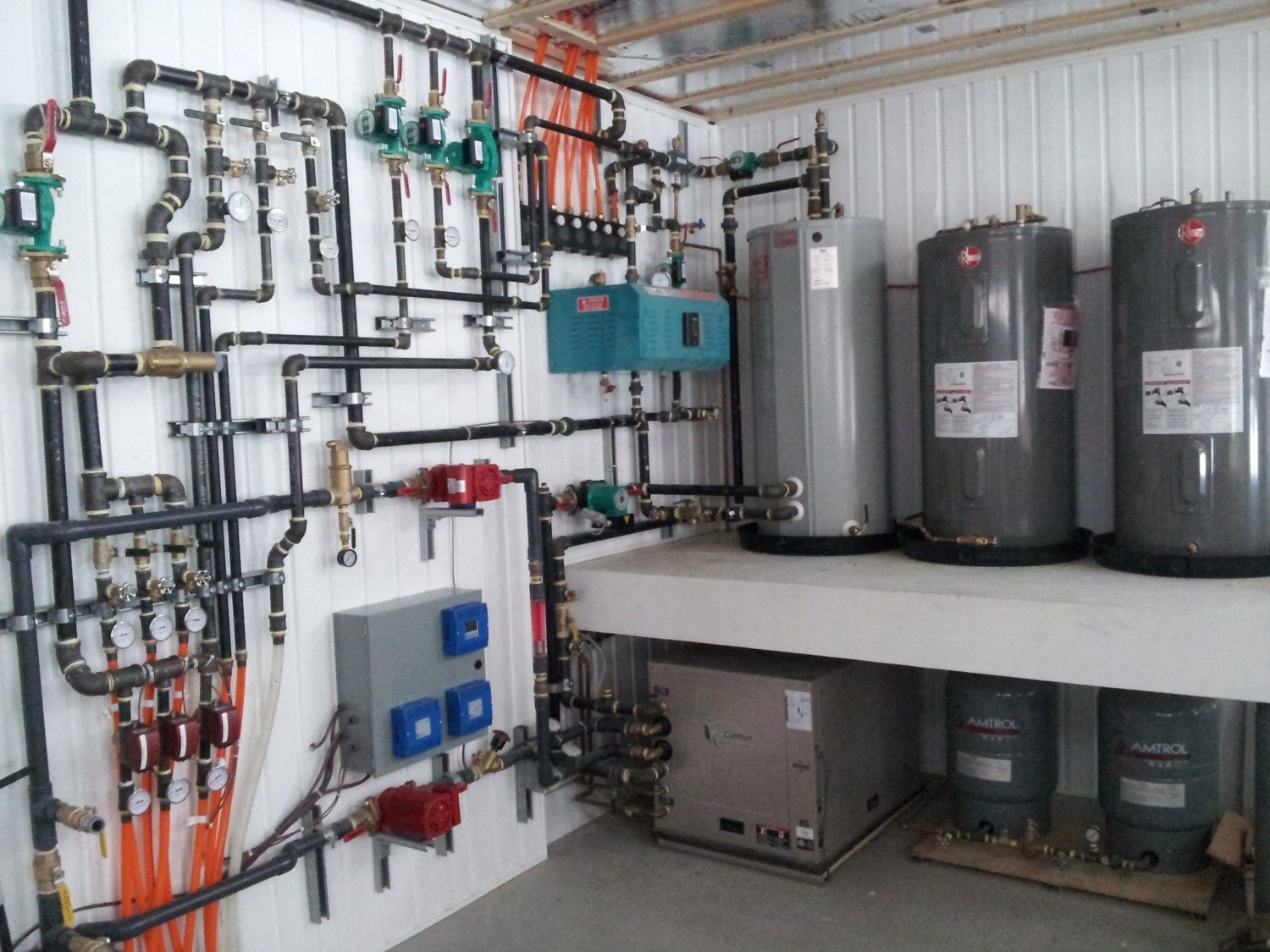 Cuarto de maquinaria de un proyecto de tipo Sistemas geotérmicos cerca de Trois-Rivières (Mauricie) por Guillemette Energies