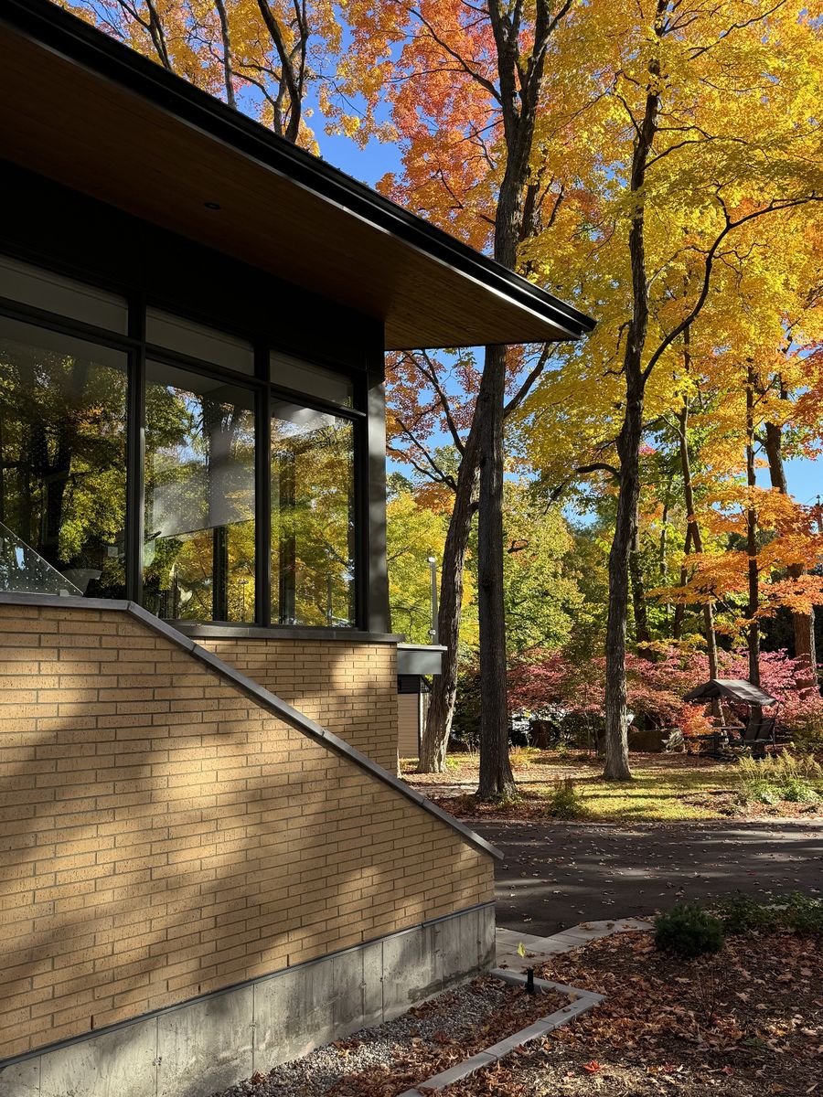 Patio delantero de un proyecto de tipo Viviendas unifamiliares cerca de Montreal (Gran Montreal) por Studio MMA Architects