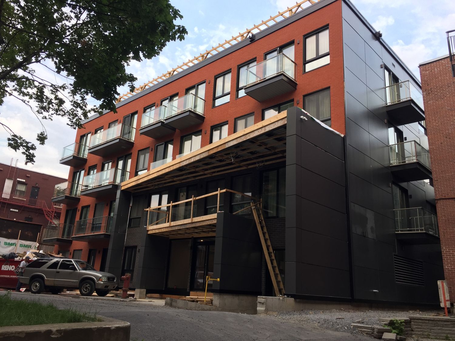 Travaux - Extérieur d'un projet de Condos et logements près de Montréal/Laval/Longueuil (Grand Montréal) de construction F Gagné et fils inc
