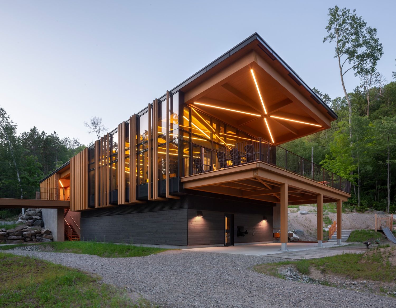Fachada frontal de un proyecto de tipo Estructuras de madera laminada cerca de Abitibi-Témiscamingue por Ambiance Bois Structure