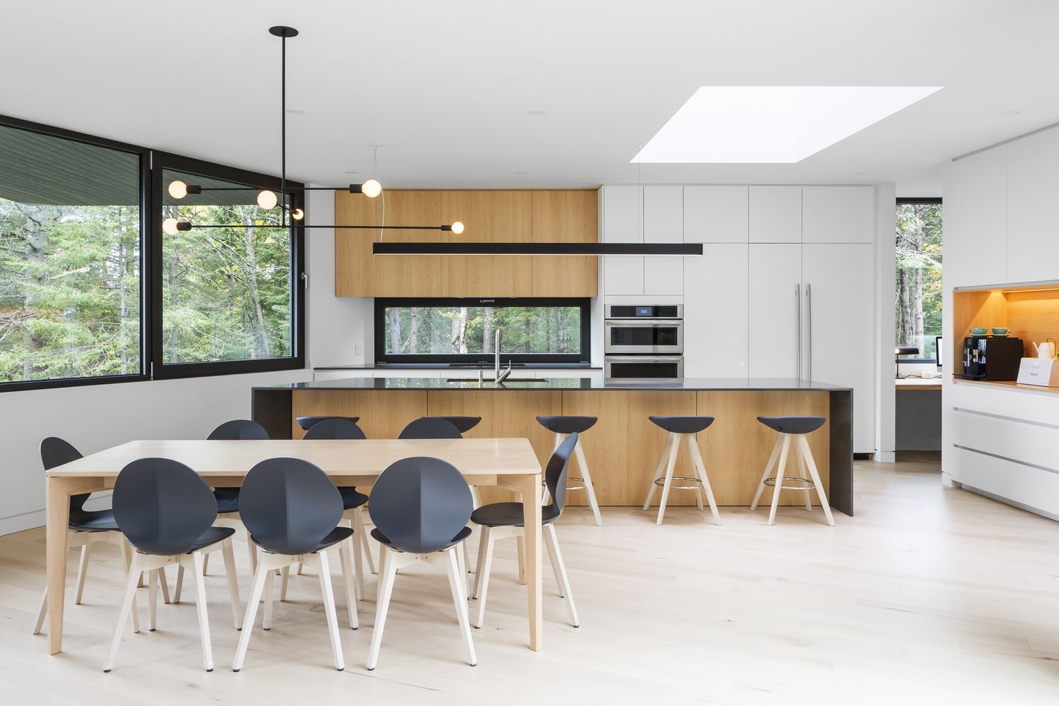 Salle à manger d'un projet de Maisons unifamiliales près de Montréal/Laval/Longueuil (Grand Montréal) de Écohabitations boréales
