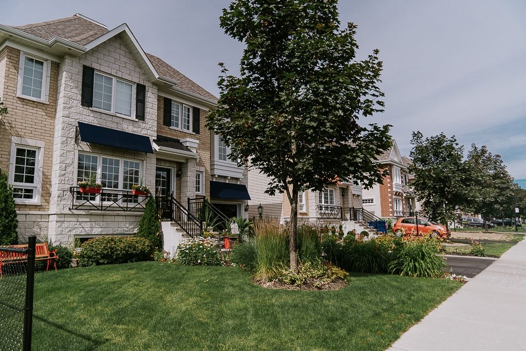 Front Yard from a Real Estate Developments project near Saint-Jerome (Laurentides) by TRÉMÄ