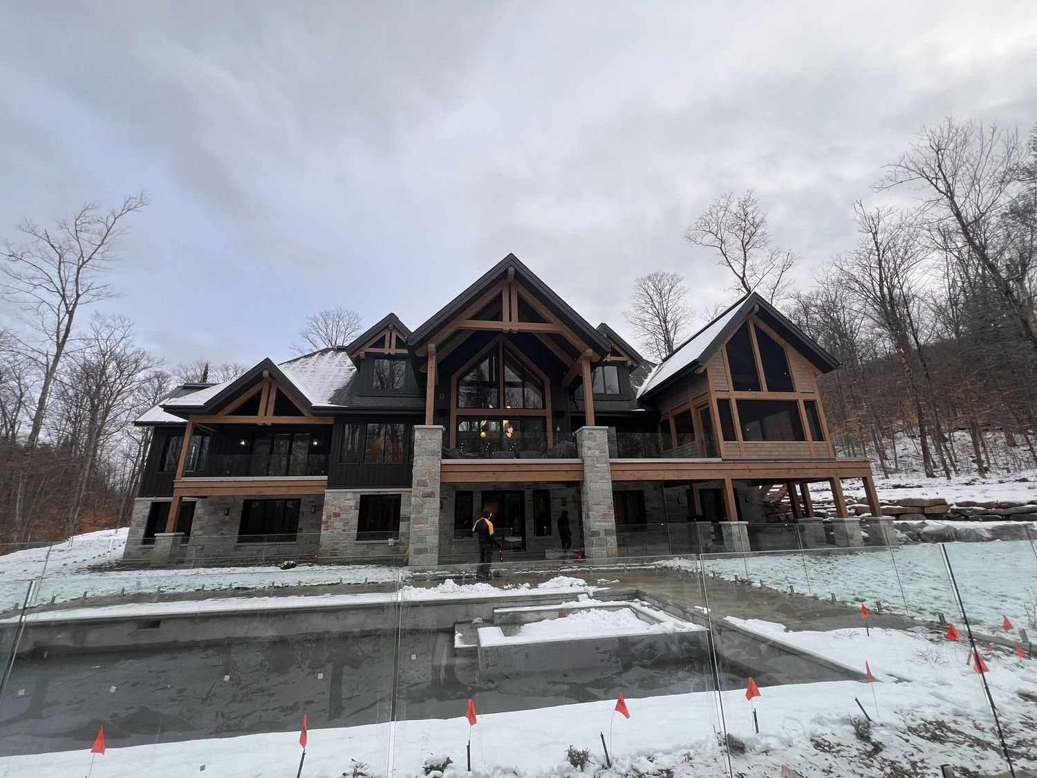  de un proyecto de tipo Armazones de madera maciza cerca de Saint-Jérôme (Laurentides) por Harkins inc. - Bois rond & Charpenterie