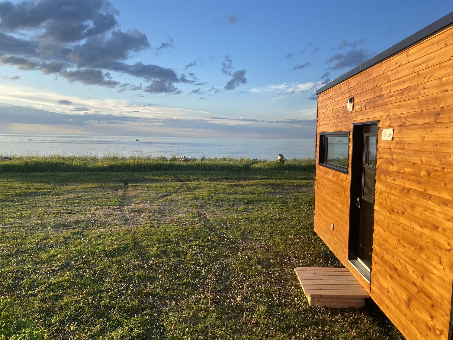 Façade avant d'un projet de Mini et micro-maisons près de Rimouski (Bas-Saint-Laurent) de CAMM Construction