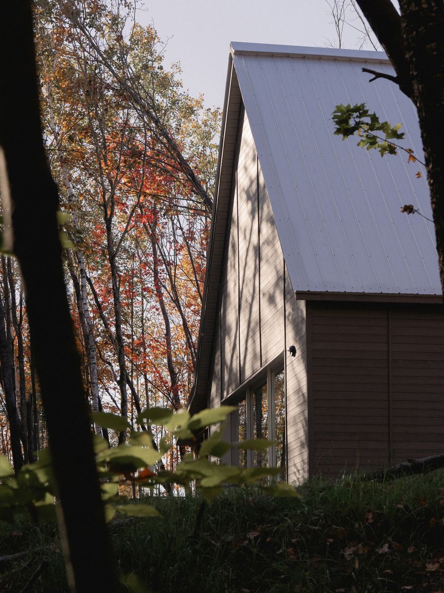 Patio trasero de un proyecto de tipo Mini casas cerca de Saint-Jérôme (Laurentides) por Atelier L'Abri
