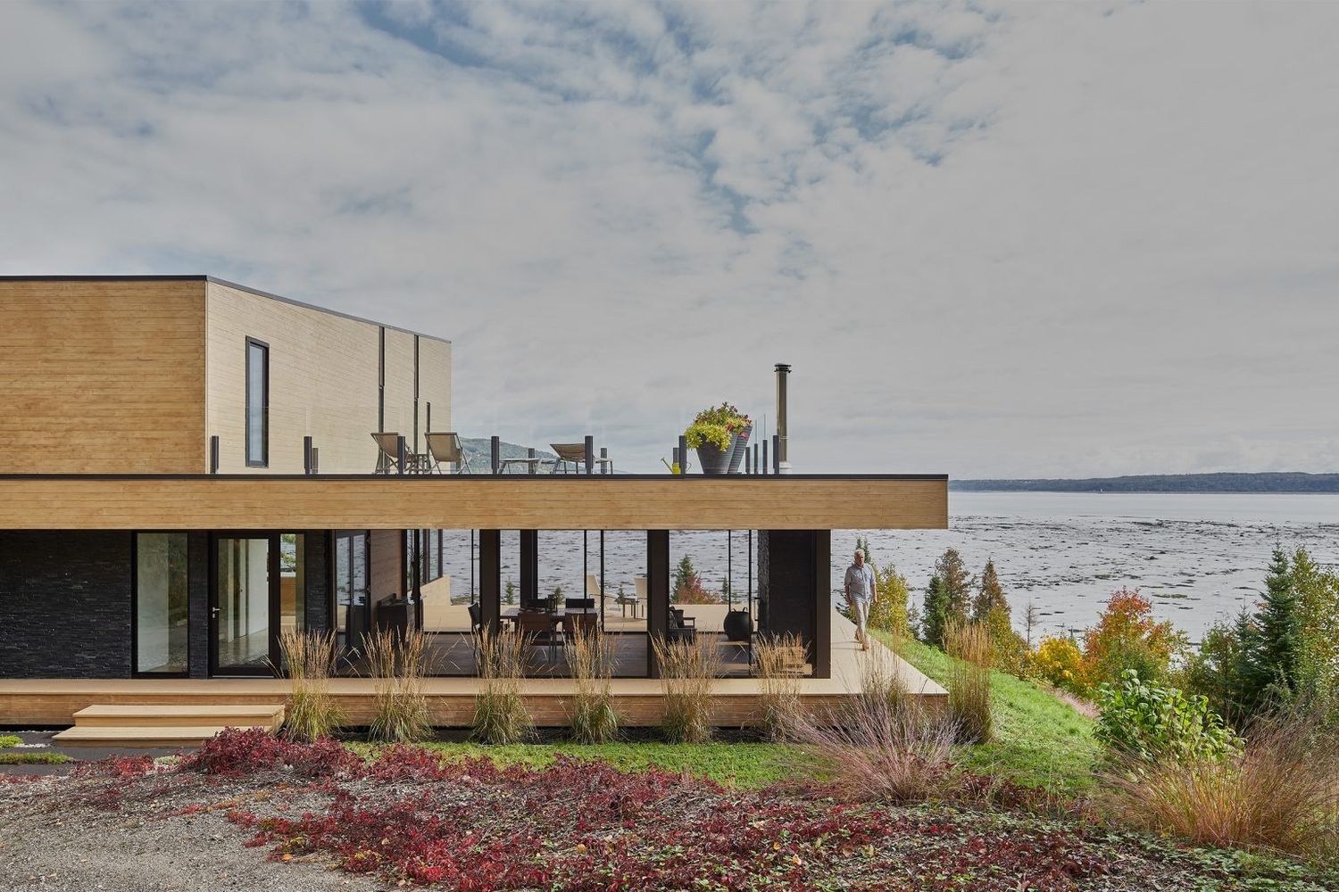 Cour arrière d'un projet de Revêtement et parement extérieur près de Québec/Lévis (Ville de Québec) de Groupe SIDEX Inc.