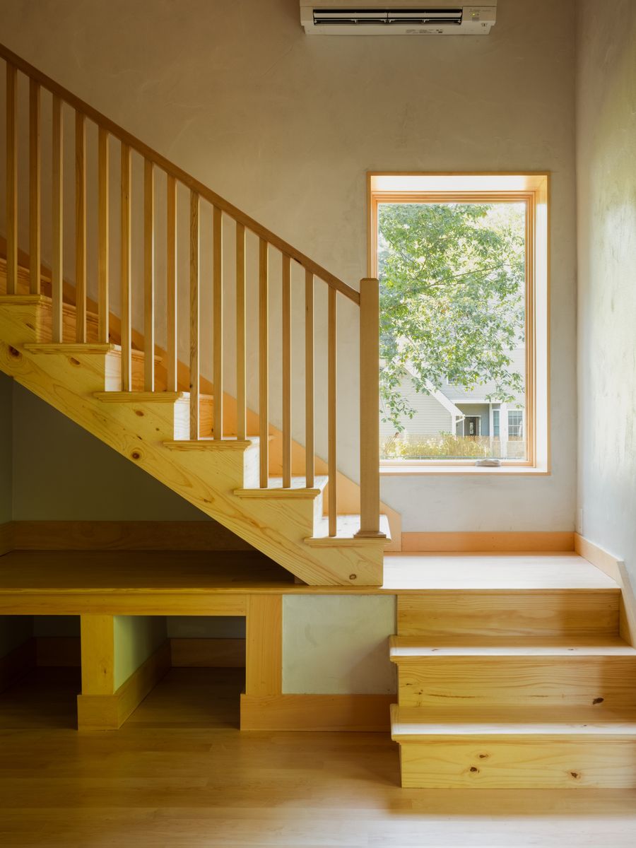 Escaliers d'un projet de Unités d'habitation accessoires (UHA) près de Burlington de New Frameworks