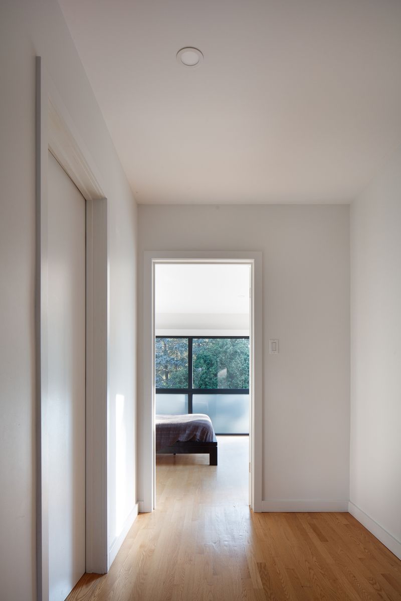Dormitorio de un proyecto de tipo Ampliaciones del hogar cerca de Montreal (Gran Montreal) por Studio MMA Architects