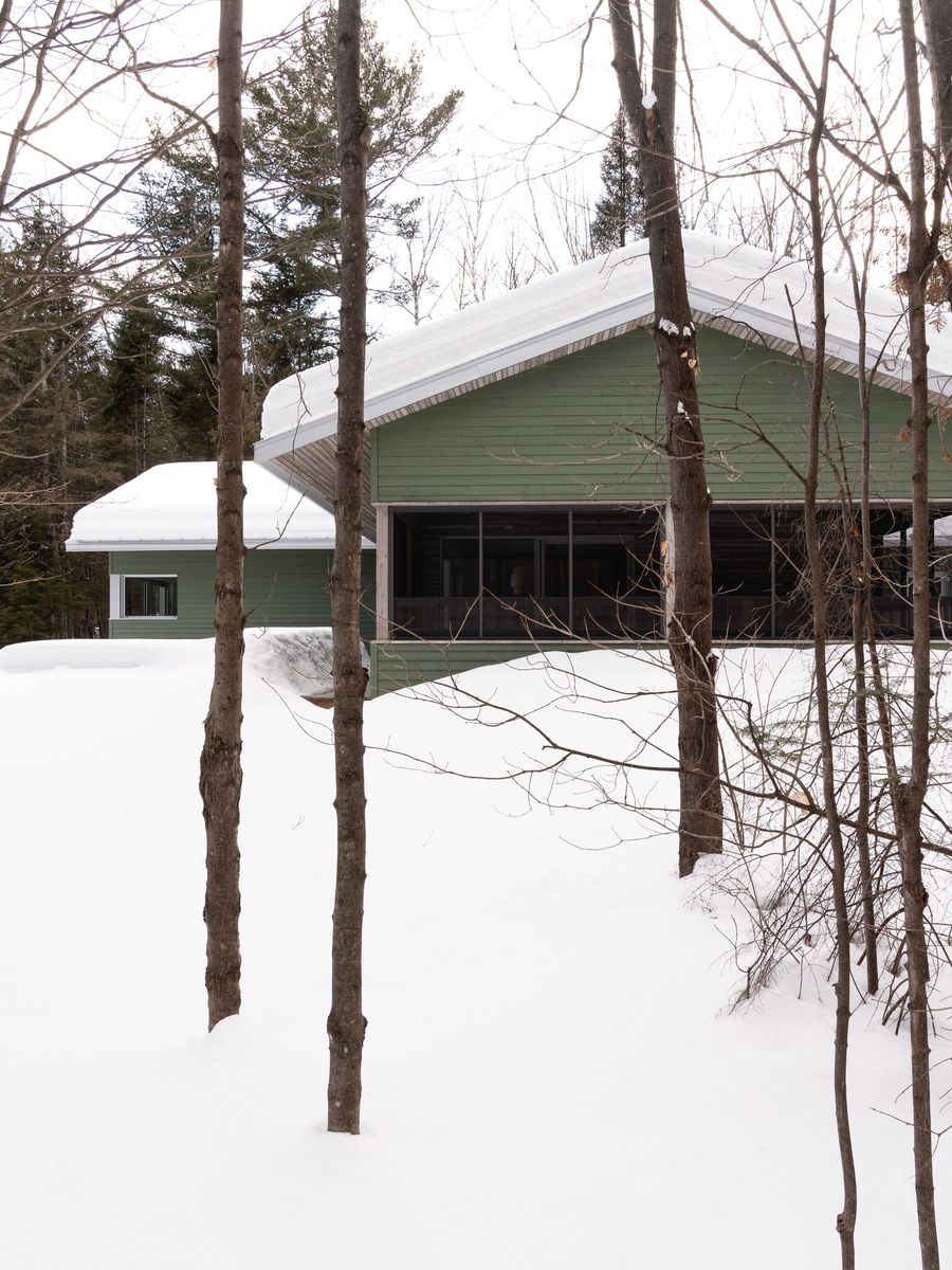 Patio trasero de un proyecto de tipo Viviendas unifamiliares cerca de Saint-Jérôme (Laurentides) por Atelier L'Abri