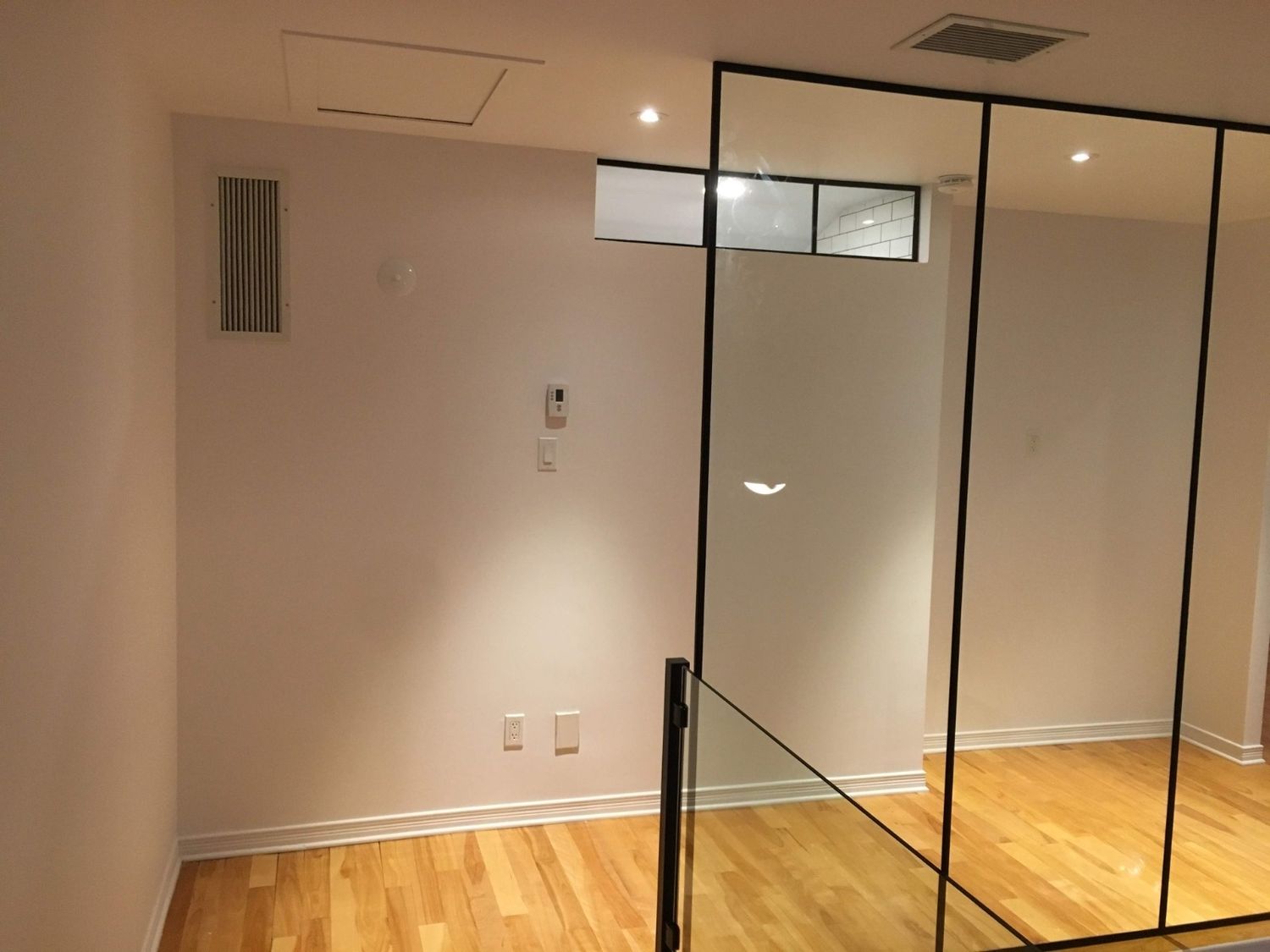 Pasillo interior de un proyecto de tipo Ampliaciones del hogar cerca de Montreal (Gran Montreal) por J E Construction