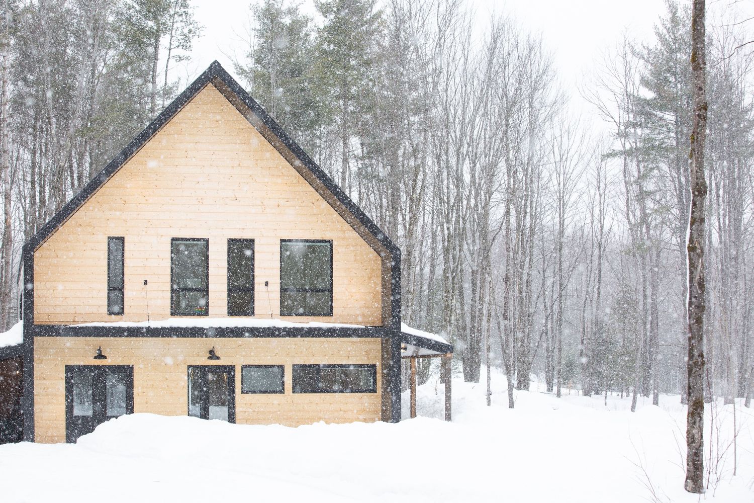 Fachada frontal de un proyecto de tipo Viviendas unifamiliares cerca de Granby - Bromont - Cowansville por UrbanÉco Construction