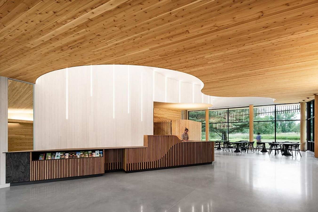 Hall d’entrée d'un projet de Aménagement du territoire rural et régional près de Montréal/Laval/Longueuil (Grand Montréal) de Smith Vigeant Architectes