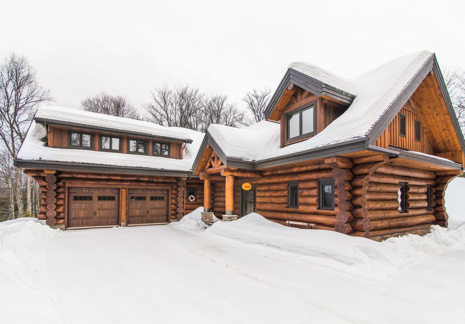 Fachada frontal de un proyecto de tipo Casas de troncos cerca de Montreal (Gran Montreal) por Harkins inc. - Bois rond & Charpenterie