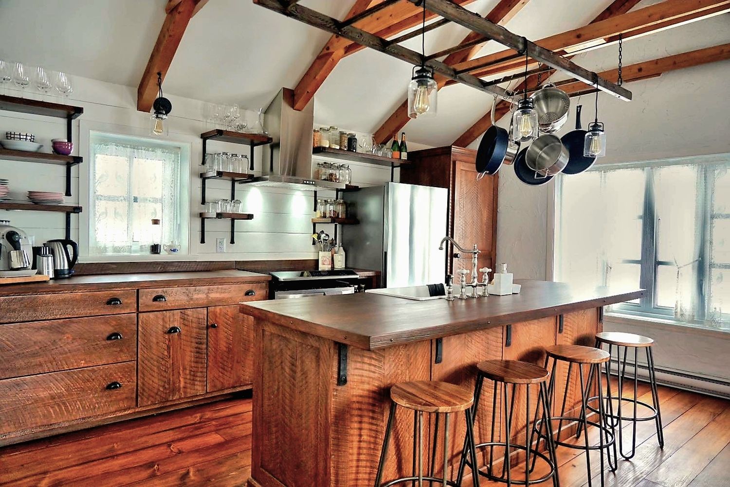 Kitchen from a Kitchen cabinets project near Quebec City - Levis by LE FUTUR ANTÉRIEUR, antiquités, restauration