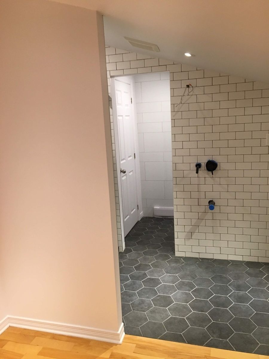 Baño completo de un proyecto de tipo Ampliaciones del hogar cerca de Montreal (Gran Montreal) por J E Construction