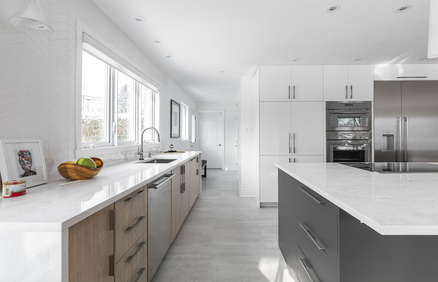 Cocina de un proyecto de tipo Diseño de interiores y distribución cerca de Montreal (Gran Montreal) por Mara Design