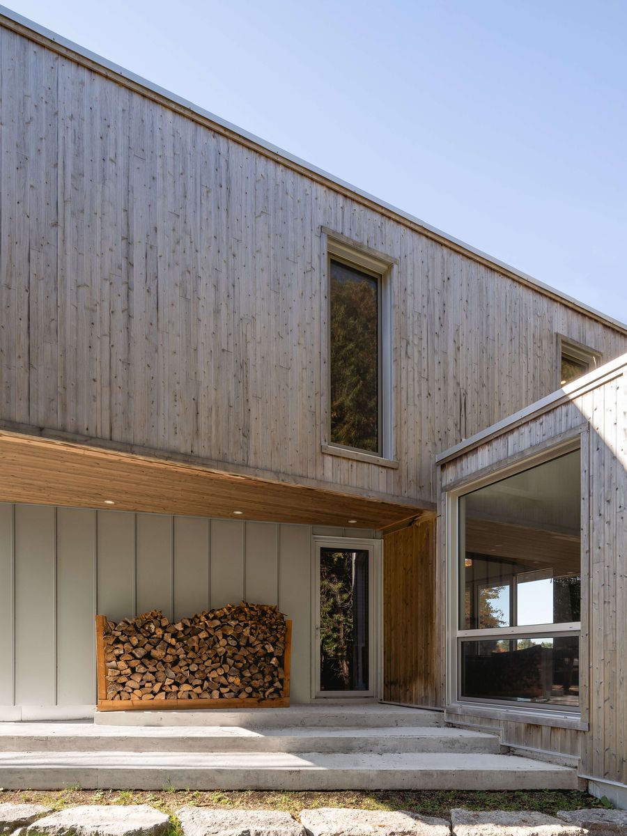 Porch from a Exterior siding and cladding project near Gatineau (Outaouais) by Groupe SIDEX Inc.