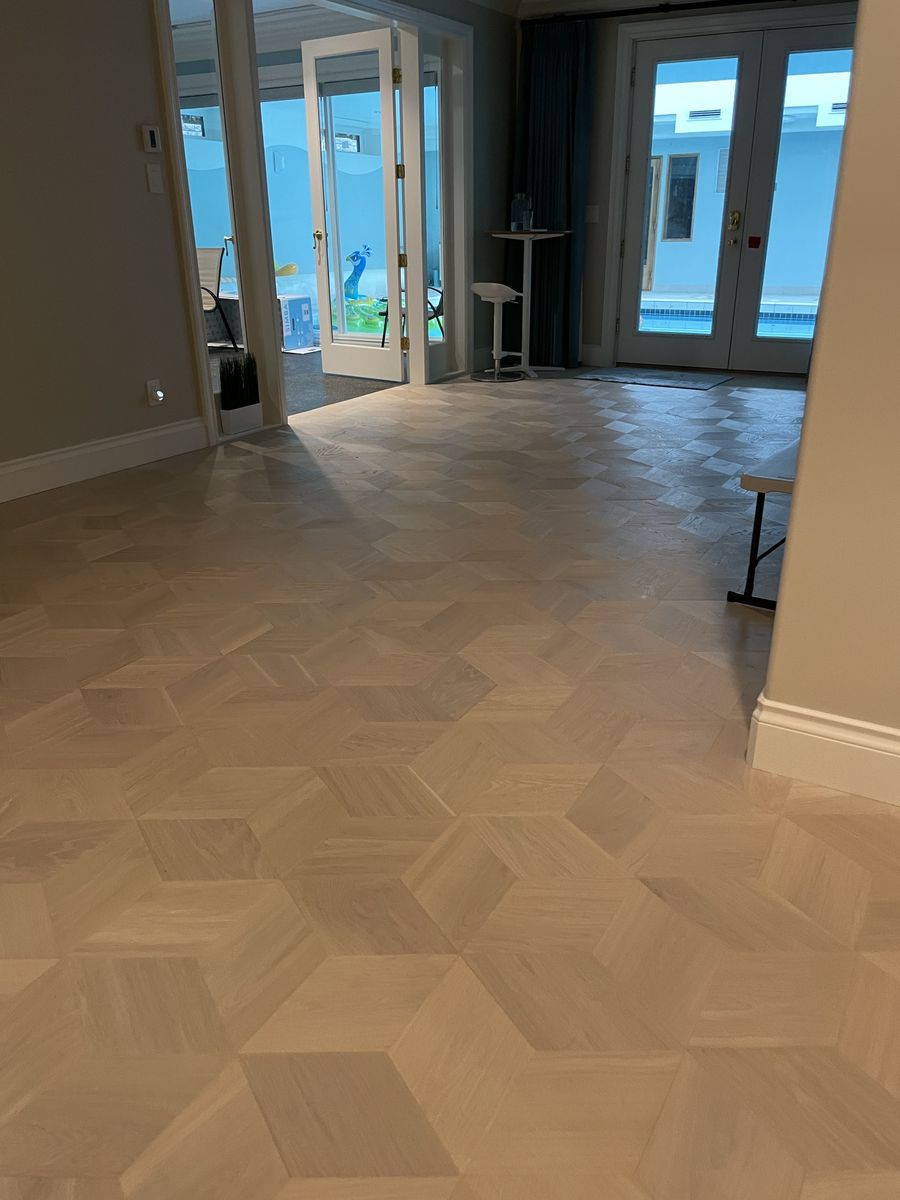 Couloir d'un projet de Planchers près de Vancouver (Région du Grand Vancouver) de adanac Floor Covering Inc.