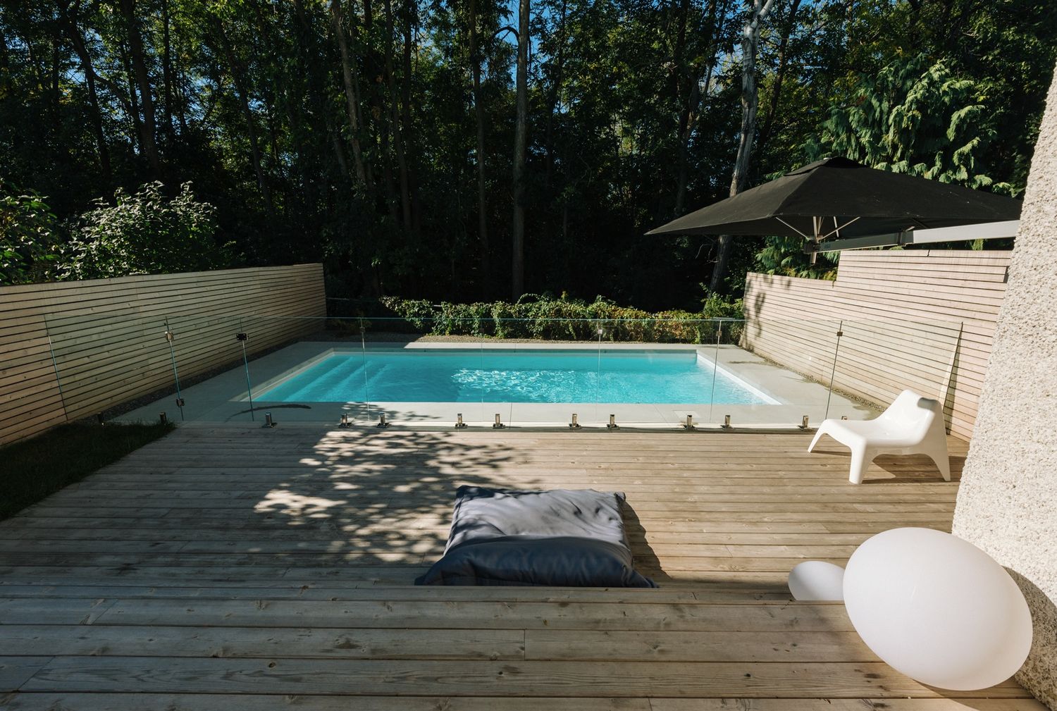 Pool & Natural Pond from a Single family homes project near Montreal (Greater Montreal) by Stroph Architecture & Design
