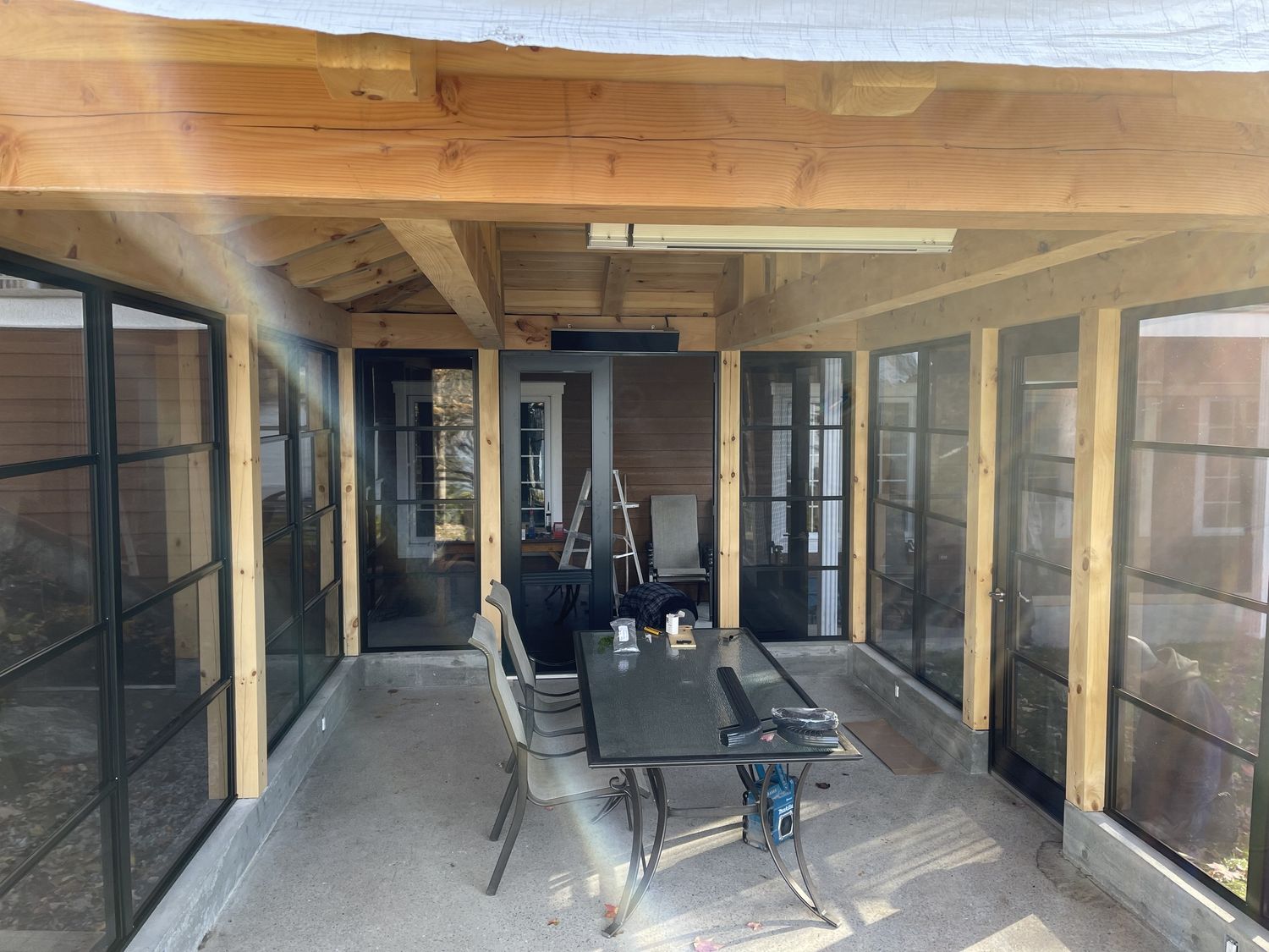 Terraza acristalada y solárium de un proyecto de tipo Patios, pérgolas y gazebos cerca de Sherbrooke (Estrie) por Construction Latulippe
