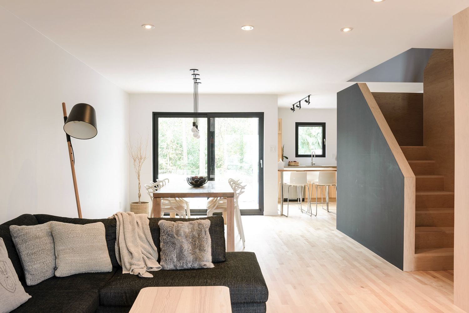 Salón familiar de un proyecto de tipo Viviendas unifamiliares cerca de Montreal (Gran Montreal) por Stroph Architecture & Design