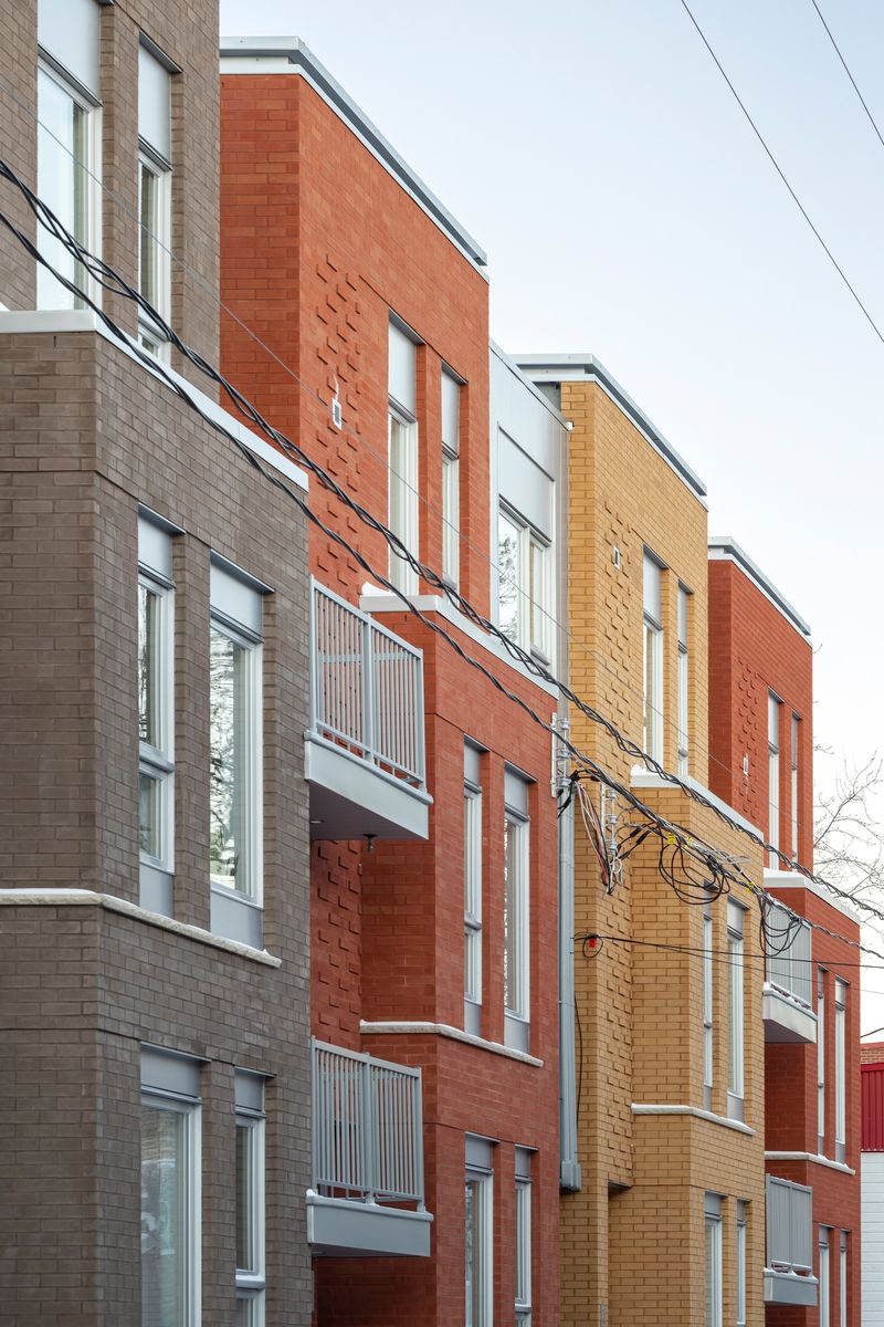 Acabado exterior de un proyecto de tipo Edificios de departamentos y rascacielos cerca de Ciudad de Quebec - Lévis por Quinzhee Architecture