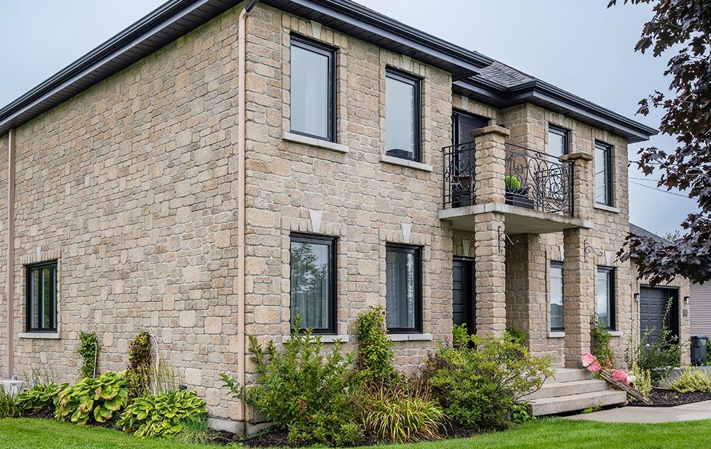 Façade avant d'un projet de Fenêtres près de Drummondville/Victoriaville (Centre-du-Québec) de ARTIK Portes et Fenêtres