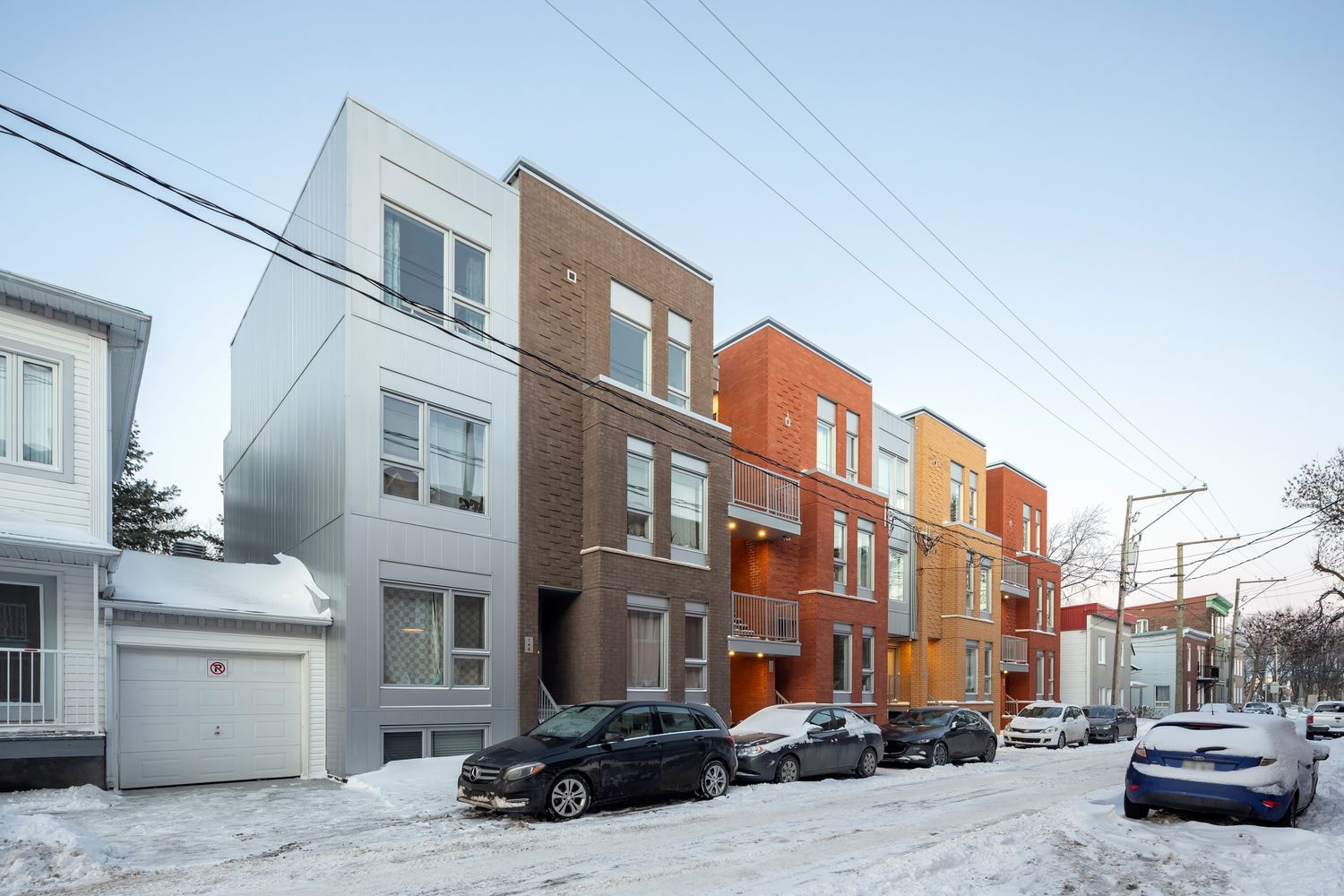 Fachada frontal de un proyecto de tipo Edificios de departamentos y rascacielos cerca de Ciudad de Quebec - Lévis por Quinzhee Architecture