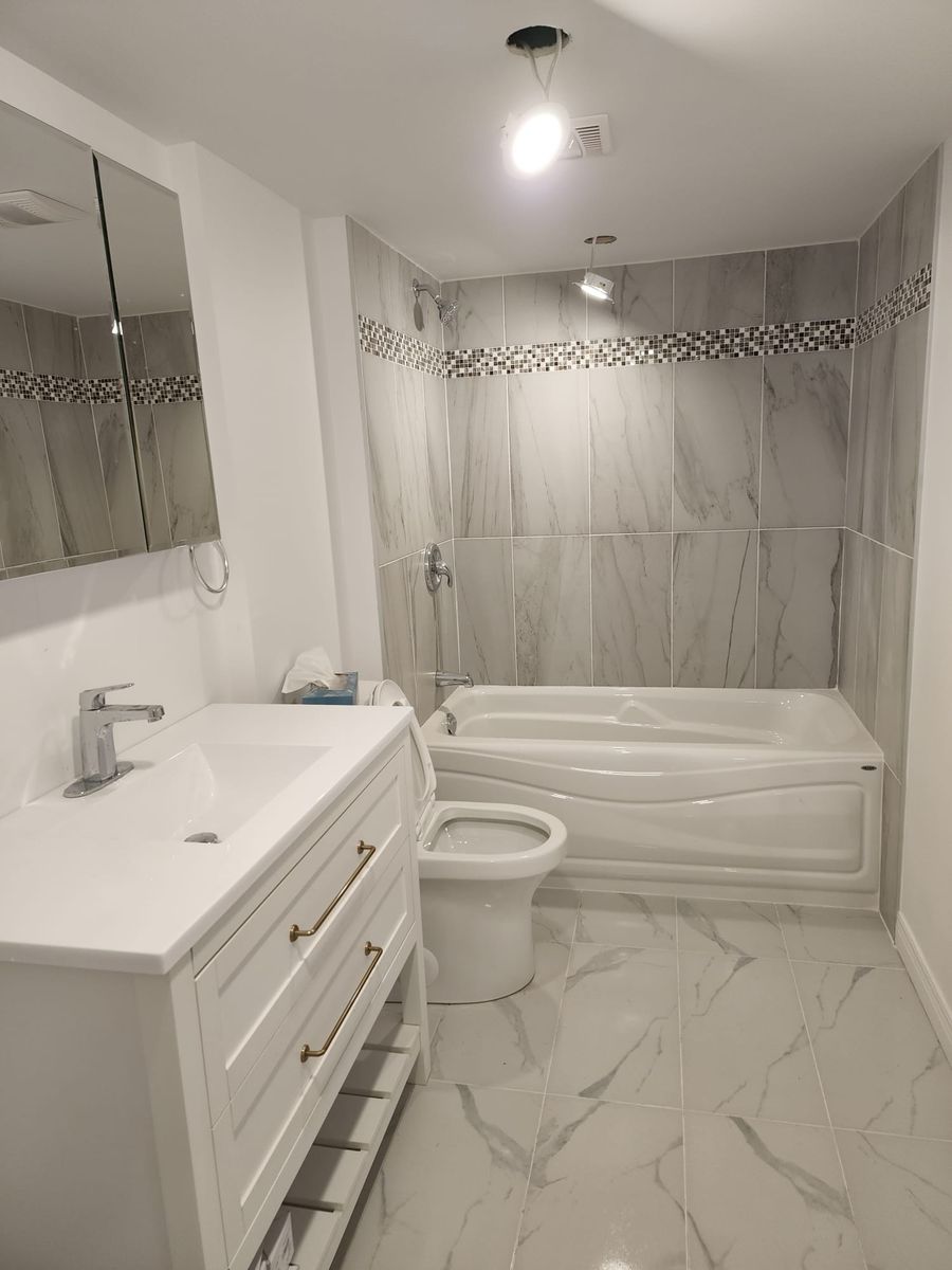Baño completo de un proyecto de tipo Ampliaciones del hogar cerca de Montreal (Gran Montreal) por J E Construction