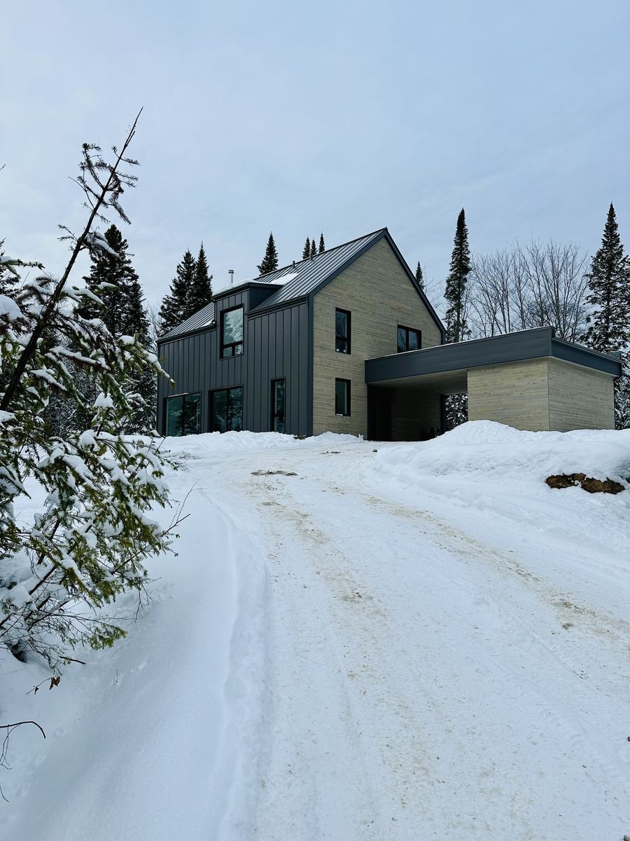 Fachada frontal de un proyecto de tipo Viviendas unifamiliares cerca de Montreal (Gran Montreal) por Toundra construction