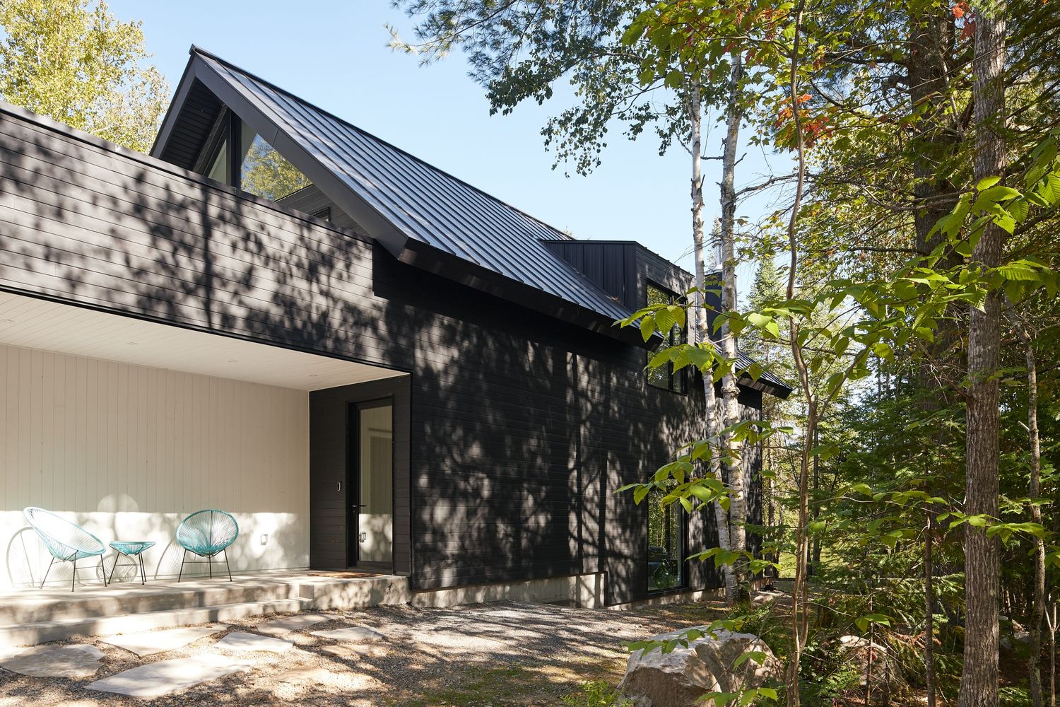 Patio delantero de un proyecto de tipo Viviendas unifamiliares cerca de Montreal (Gran Montreal) por GHOCHE ARCHITECTE