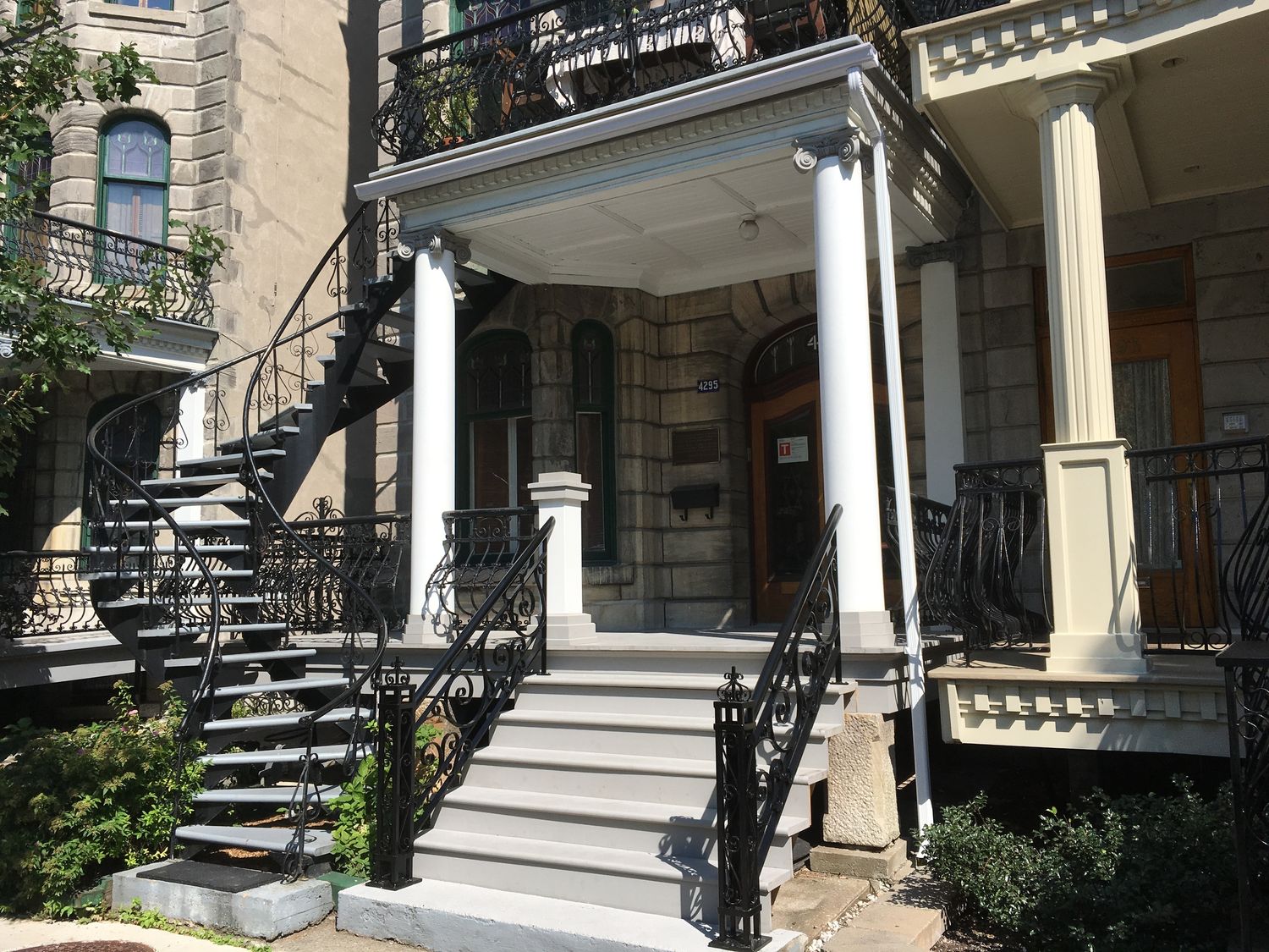 Pórtico y entrada de un proyecto de tipo Edificios de departamentos y rascacielos cerca de Montreal (Gran Montreal) por Les Constructions du Patrimoine J.S. INC.