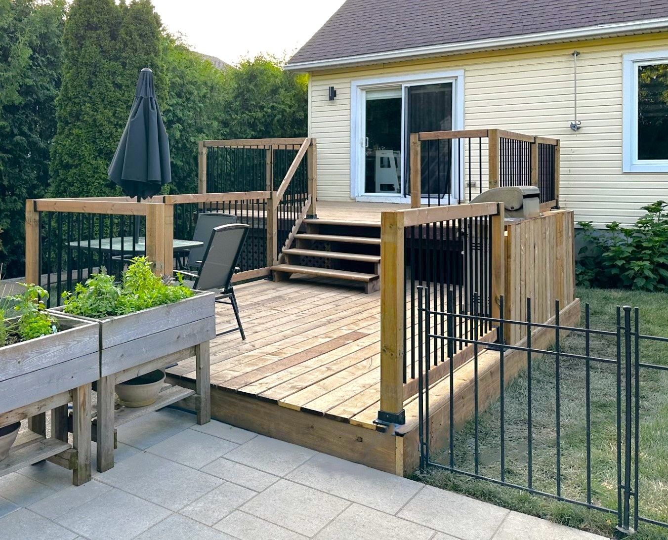 Terrasse et balcon d'un projet de Aménagement paysager près de Montréal/Laval/Longueuil (Grand Montréal) de Melissa Langlois - Design paysager