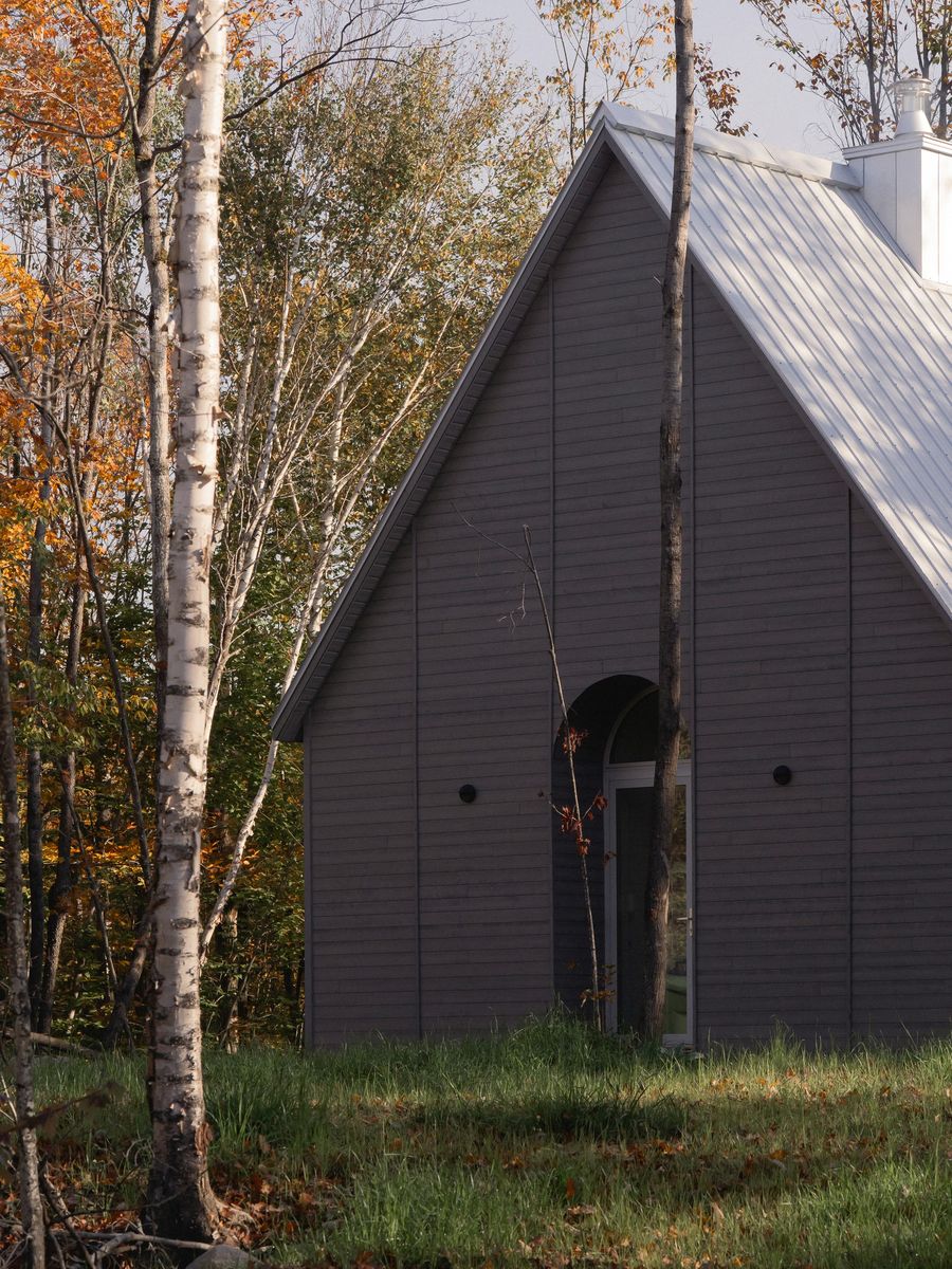 Fachada frontal de un proyecto de tipo Mini casas cerca de Saint-Jérôme (Laurentides) por Atelier L'Abri