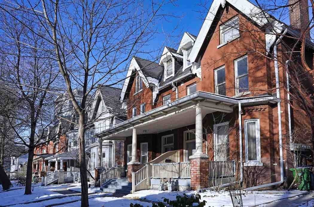 Fachada frontal de un proyecto de tipo Viviendas unifamiliares cerca de Toronto (Área metropolitana de Toronto) por Grand Design Build