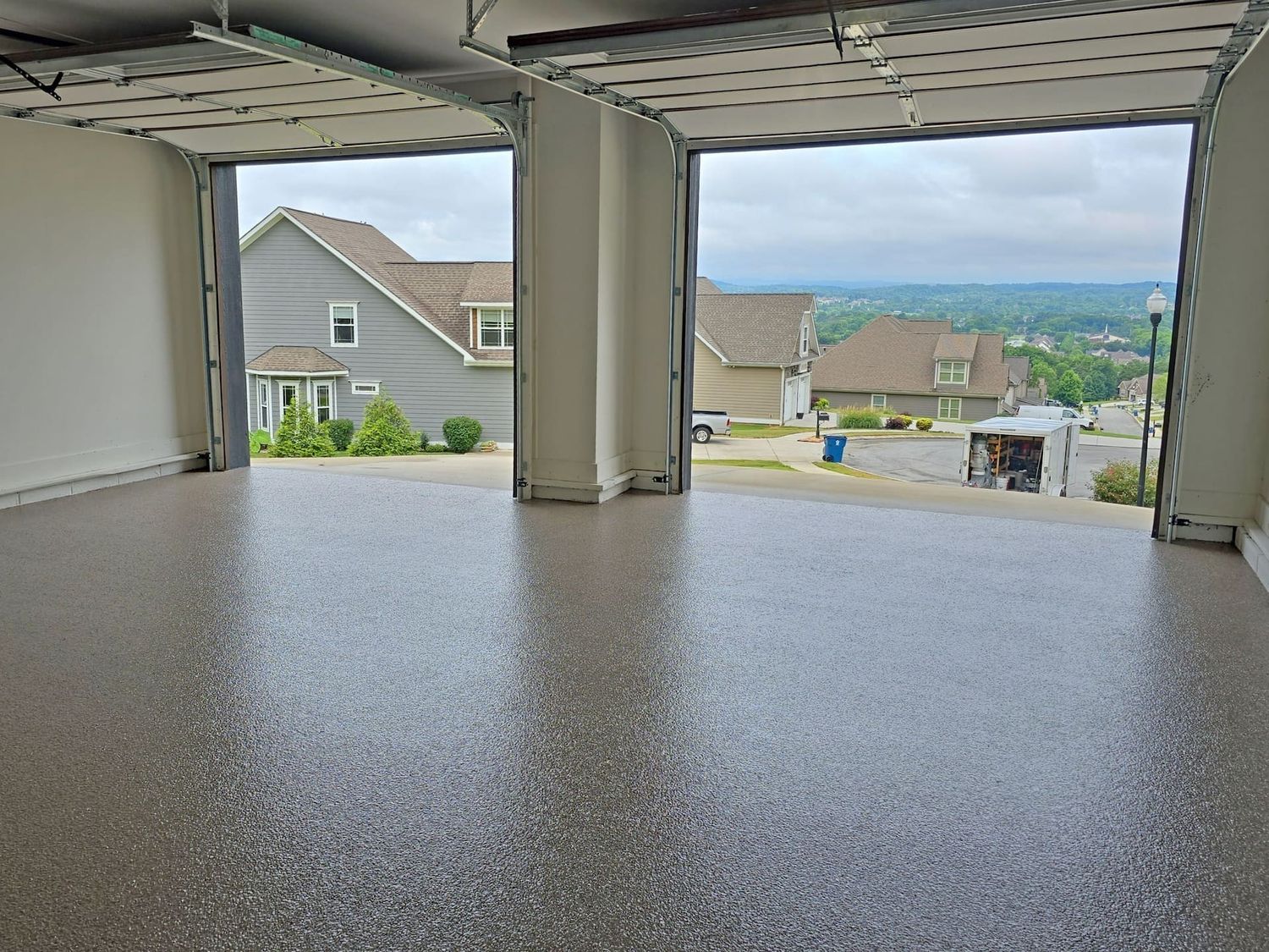 Garage et cabanon d'un projet de Planchers près de Chattanooga de Elite Floor Solutions