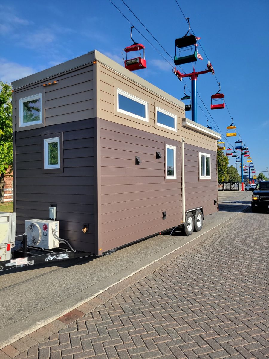 Façade avant d'un projet de Mini et micro-maisons près de Columbus de Rulaco Remodeling and Tiny Homes