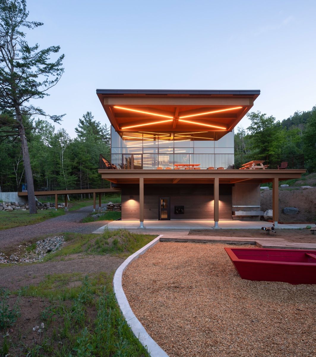 Fachada frontal de un proyecto de tipo Estructuras de madera laminada cerca de Abitibi-Témiscamingue por Ambiance Bois Structure