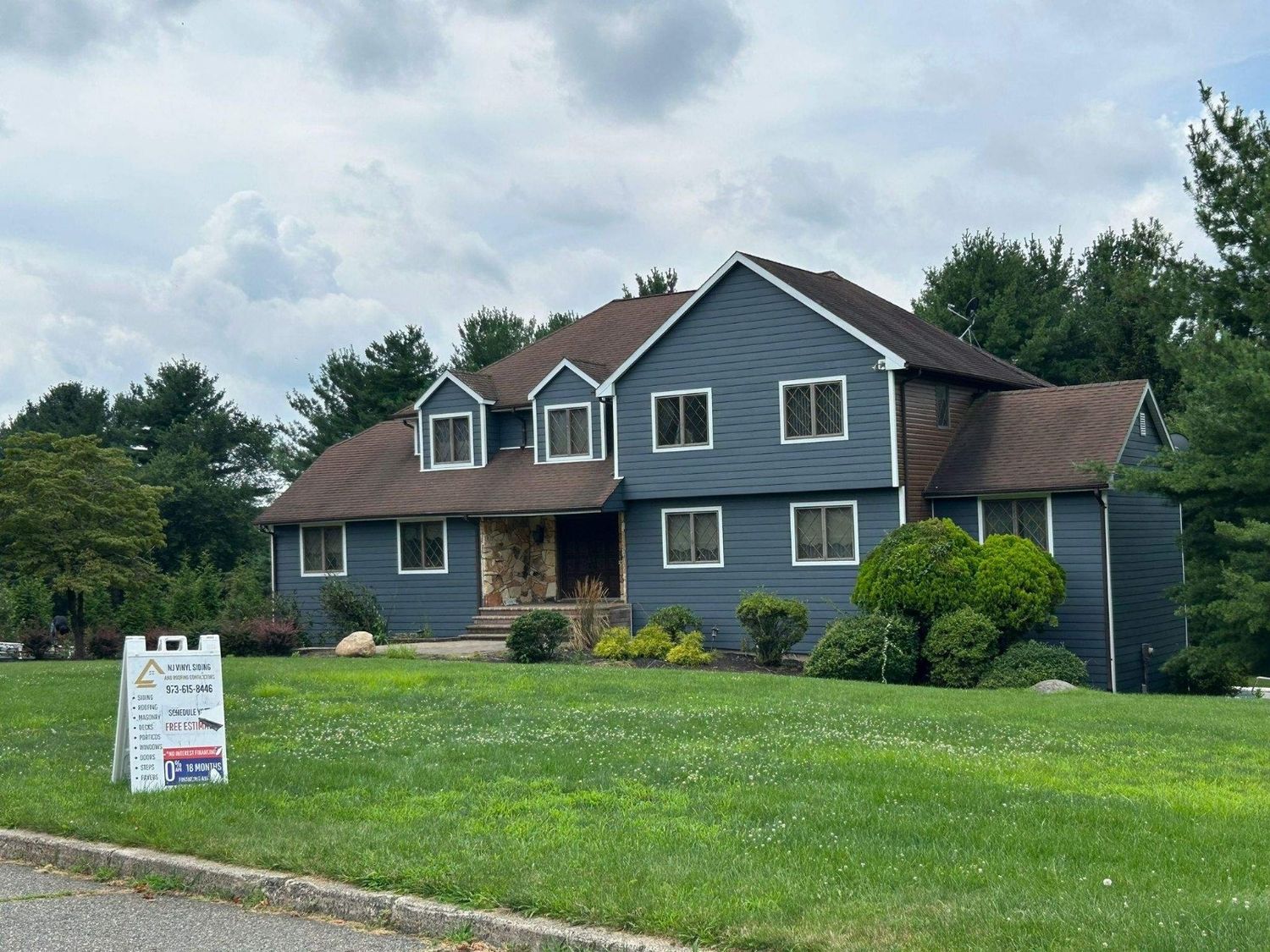 Patio delantero de un proyecto de tipo Edificios de departamentos y rascacielos cerca de Newark - Jersey City por NJ Vinyl Siding and Home Improvement