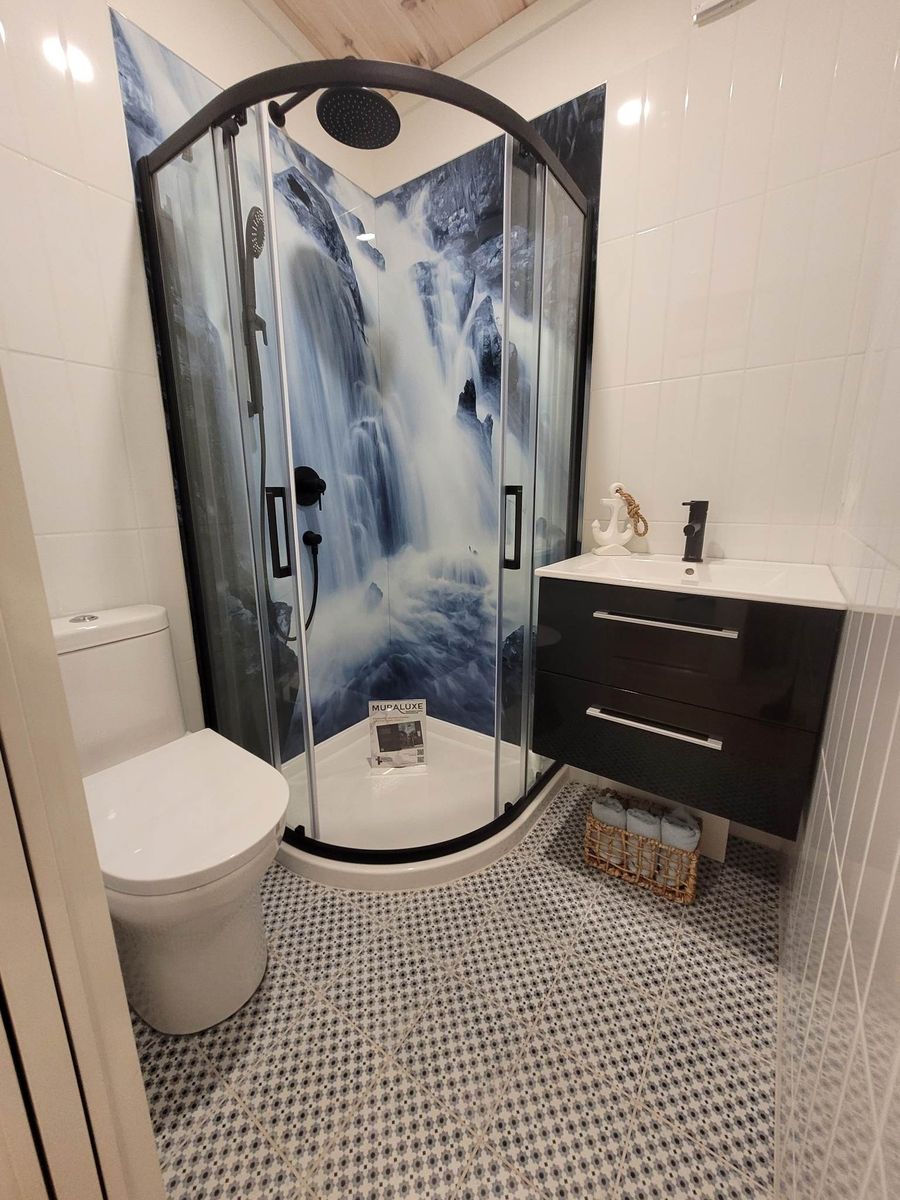 Baño completo de un proyecto de tipo Unidades de vivienda accesorias (ADU) cerca de Montreal (Gran Montreal) por Ilo Tiny Homes