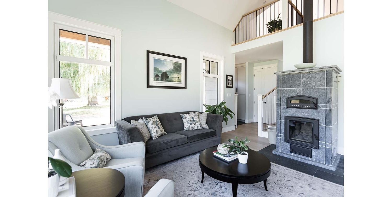 Salon d'un projet de Maisons unifamiliales près de Kootenays de Ellenwood Homes