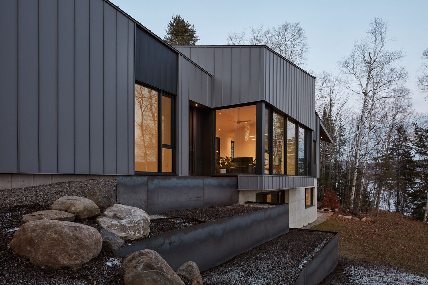Cour arrière d'un projet de Maisons unifamiliales près de Montréal/Laval/Longueuil (Grand Montréal) de GHOCHE ARCHITECTE
