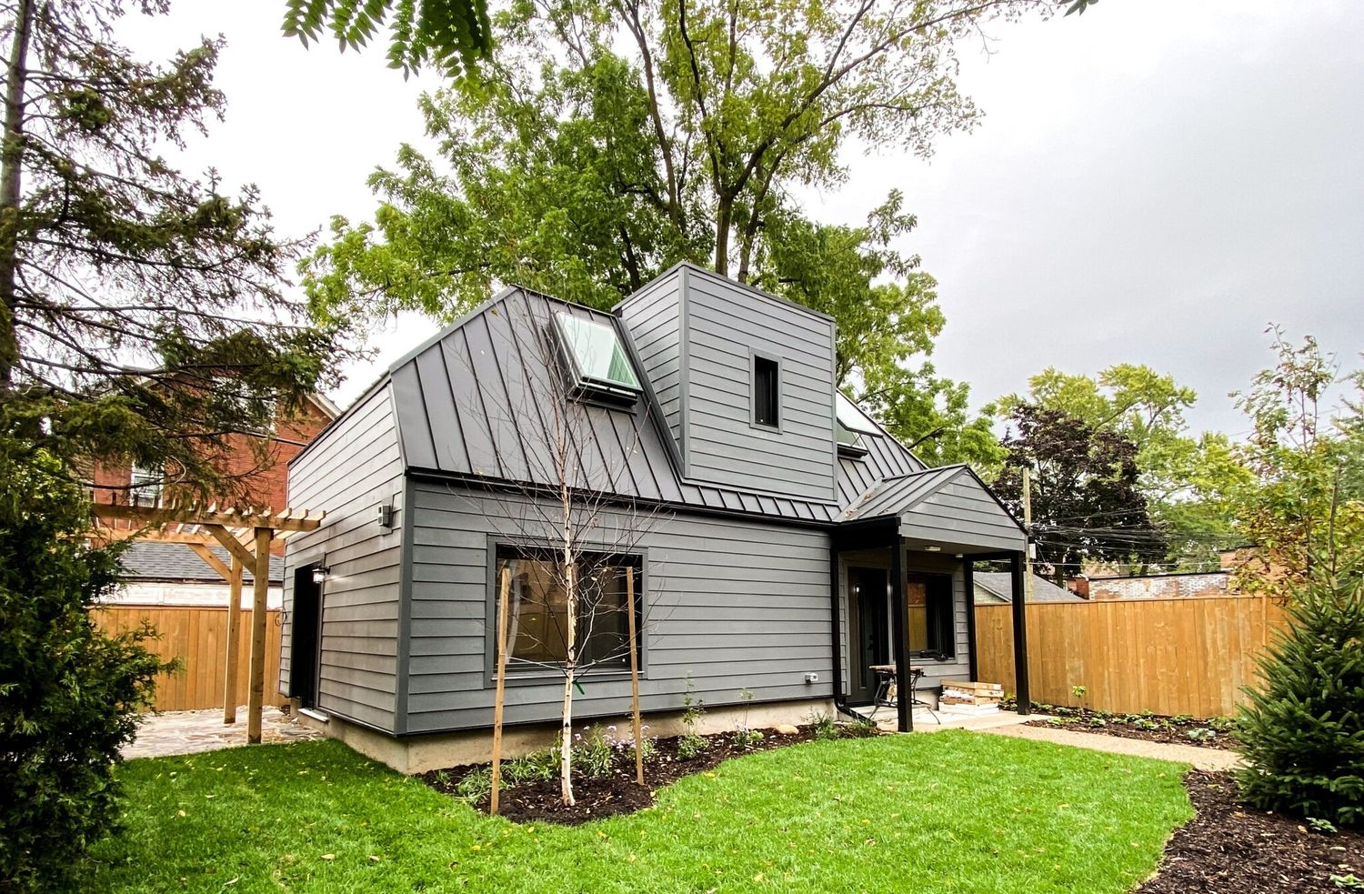 Fachada frontal de un proyecto de tipo Unidades de vivienda accesorias (ADU) cerca de Toronto (Área metropolitana de Toronto) por Assembly Corp.