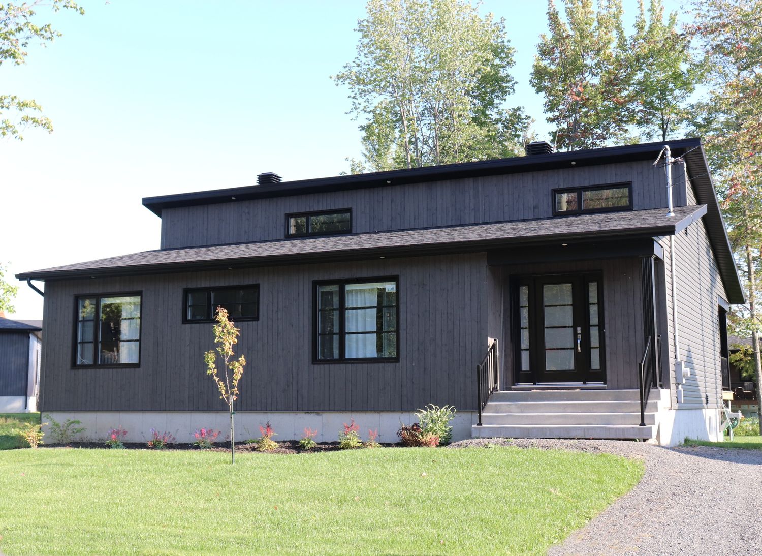 Fachada frontal de un proyecto de tipo Viviendas unifamiliares cerca de Drummondville (Centre-du-Québec) por Construction Thibodeau