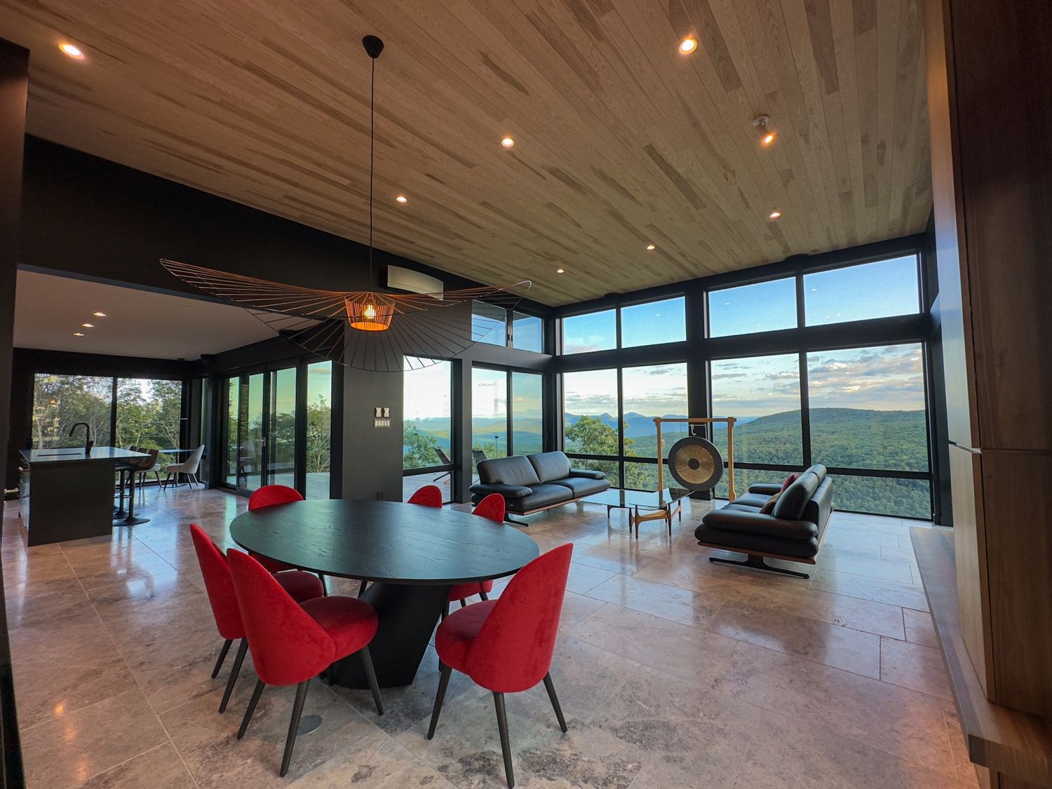 Salle à manger d'un projet de Maisons unifamiliales près de Montréal/Laval/Longueuil (Grand Montréal) de Belvedair