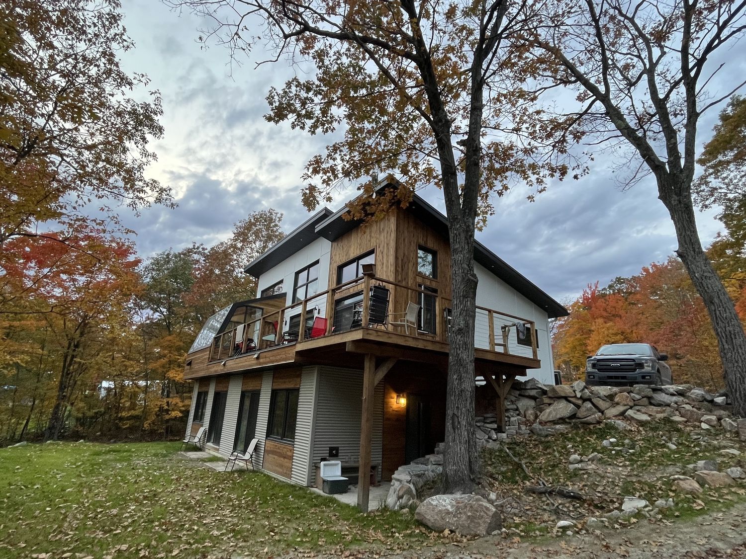 Fachada frontal de un proyecto de tipo Viviendas unifamiliares cerca de Gatineau (Outaouais) por Dsconstruction